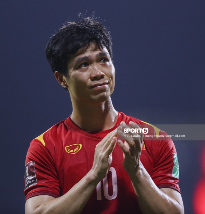 Những giọt nước mắt tiếc nuối của các cầu thủ Việt Nam khiến người hâm mộ xúc động.