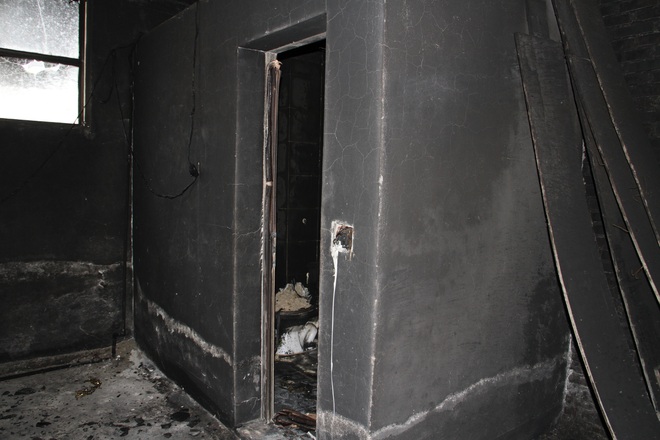 Vụ cháy phòng trà 6 người chết ở Nghệ An: Vì sao các nạn nhân không thoát được ra ngoài? - Ảnh 10.