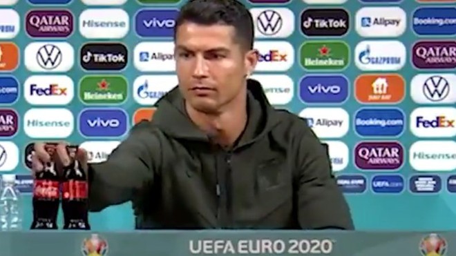 Hành động phũ phàng của Ronaldo khiến nhà tài trợ Euro bốc hơi 93 nghìn tỷ đồng - Ảnh 2.