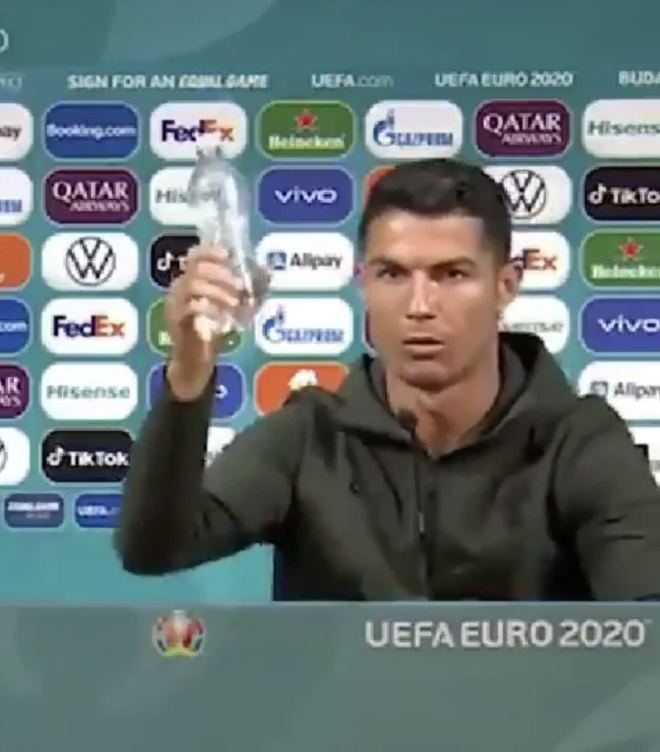 Có thể bạn không tin: Trước khi tránh xa Coca Cola, Ronaldo từng nghiện loại đồ uống này - Ảnh 2.
