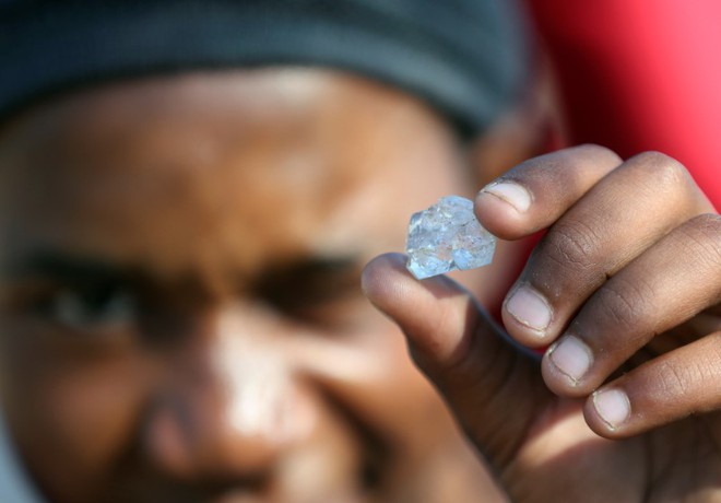 Cơn sốt kim cương ập đến ngôi làng Nam Phi sau phát hiện về đá lạ - Ảnh 5.