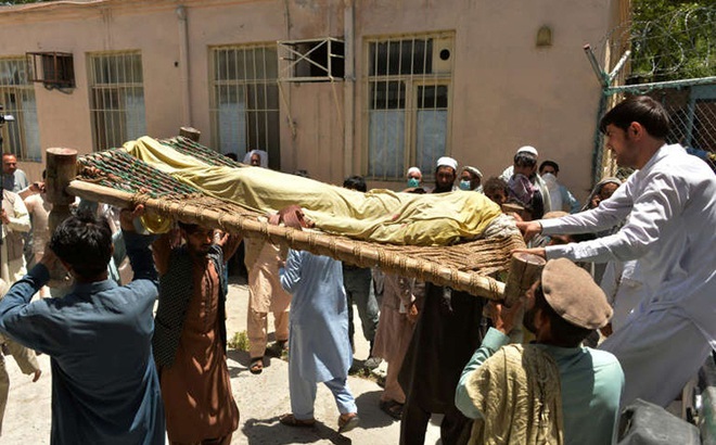 Thi thể của nhân viên tiêm vaccine bị sát hại tại Afghanistan. Ảnh: AFP