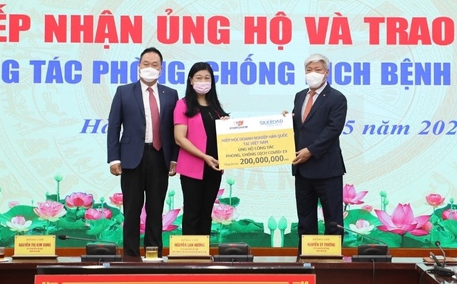 Chủ tịch Ủy ban MTTQ Việt Nam thành phố Hà Nội Nguyễn Lan Hương tiếp nhận ủng hộ công tác phòng, chống dịch Covid-19 từ cá nhân, tổ chức