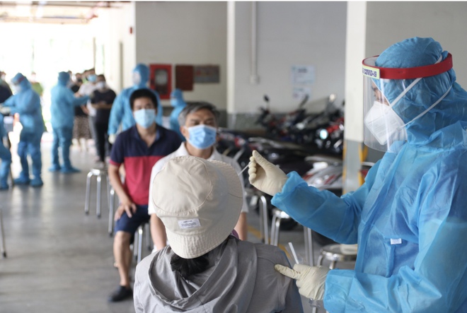Vượt qua Bắc Giang, vì sao dịch Covid-19 ở TP HCM lây lan quá nhanh, xô đổ mọi kỷ lục? - Ảnh 1.