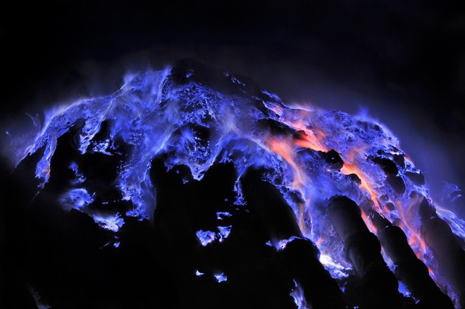 Núi lửa ở Indonesia phun trào dung nham xanh tuyệt đẹp - Ảnh 2.