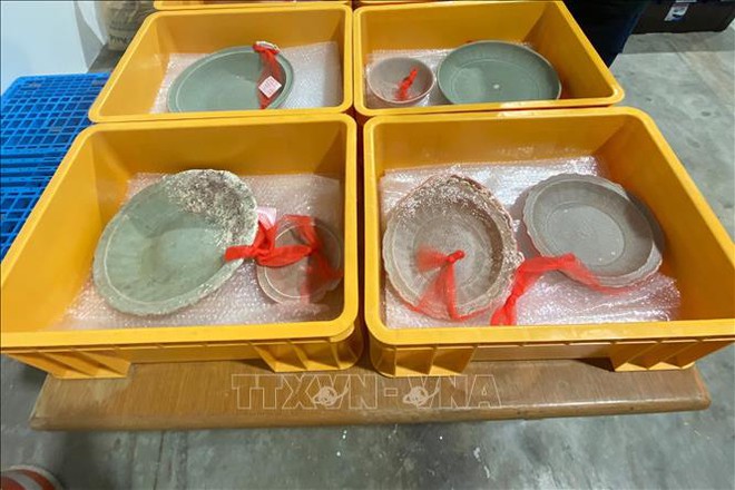 Singapore phát hiện 2 xác tàu đắm cổ chở đầy gốm sứ - Ảnh 1.