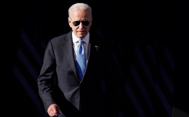 Kính mát phi công là kiểu dáng kính râm ưa thích của ông Joe Biden. Ảnh: ABC57.