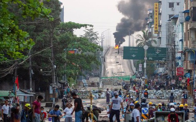 Biểu tình chống đảo chính ở TP Yangon - Myanmar. Ảnh: Reuters