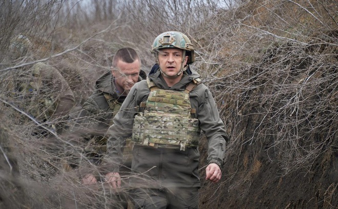 Ông Volodymyr Zelenskiy, Tổng thống Ukraine đi thăm khu vực xung đột Donbass hồi tháng Tư. Ảnh: Reuters