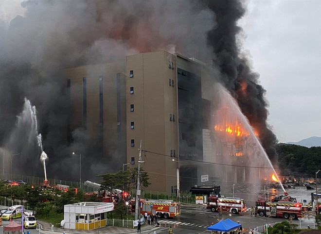 Hàn Quốc: Nín thở chờ phép màu cho lính cứu hỏa kẹt trong tòa nhà cháy - Ảnh 4.