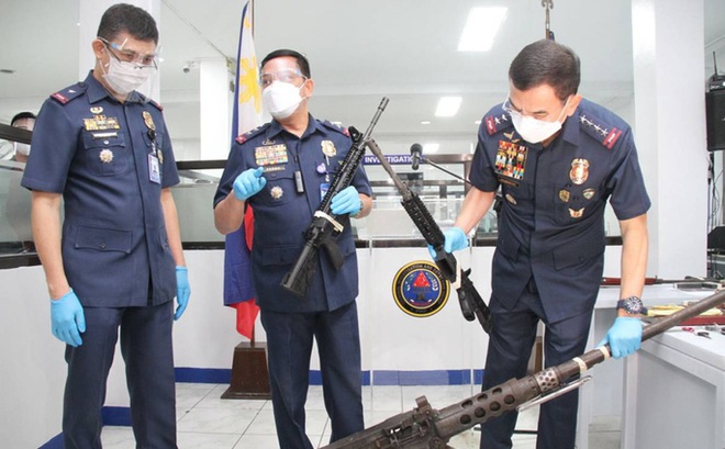 Tướng Guillermo Eleazar kiểm tra các loại súng được tìm thấy bên trong một trong những phương tiện của cựu thị trưởng Montasser Sabal. Ảnh: PNP-PIO