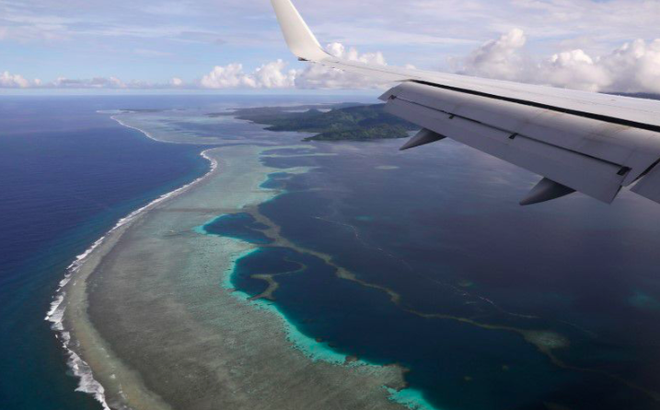 Chiếc máy bay chở cựu Ngoại trưởng Mỹ Mike Pompeo chuẩn bị hạ cánh xuống sân bay ở Micronesia hồi tháng 8/2019. (Ảnh: Reuters)