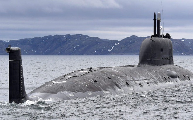 Tàu ngầm hạt nhân Kazan trên đường trở về căn cứ Severomorsk hôm 1/6/2021. Ảnh: Getty Images