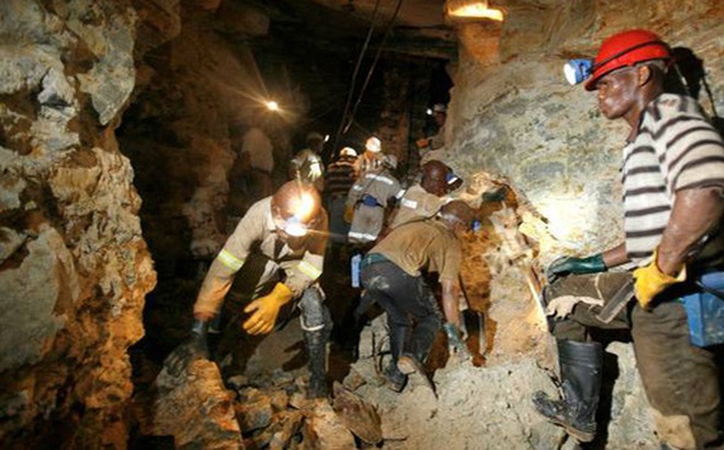 Thợ khai thác mỏ vàng ở Nam Phi. Ảnh: Financial Times