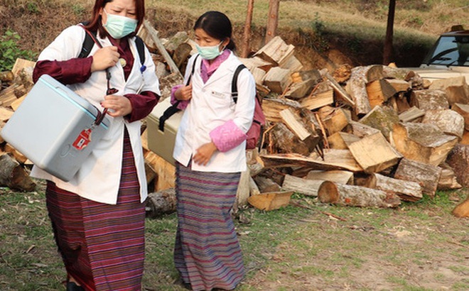 Nhân viên y tế và tình nguyện viên Bhutan phải đi bộ quãng đường dài để đưa vắc-xin đến người dân Ảnh: UNICEF