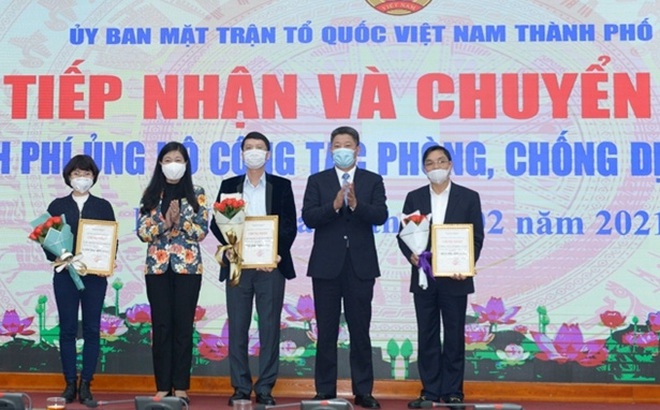 Lãnh đạo TP Hà Nội tặng hoa và giấy chứng nhận cho các đơn vị ủng hộ công tác phòng, chống dịch Covid-19