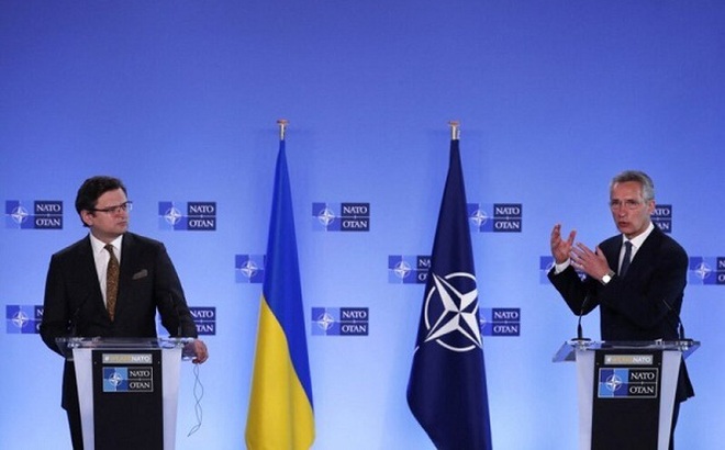 Tổng thư ký NATO Jens Stoltenberg và Bộ trưởng Ngoại giao Ukraine Dmytro Kuleba trong một cuộc họp báo. (Ảnh: Reuters)