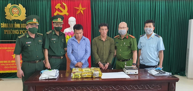 Bắt nóng 2 thanh niên chạy mô tô tốc độ cao mang 6kg ma túy đá đi ship - Ảnh 1.