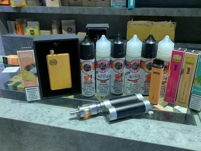 Đột kích The Vape Clup, thu giữ số lượng tinh dầu thuốc lá điện tử khủng - Ảnh 3.