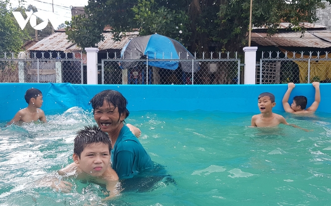Cụ bà 63 tuổi dạy bơi miễn phí cho hàng ngàn trẻ em được Forbes Việt Nam vinh danh - Ảnh 3.