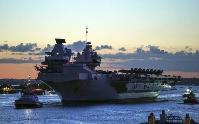 Tàu sân bay HMS Queen Elizabeth rời căn cứ hải quân ở Portsmouth ngày 22/5. Ảnh: AP