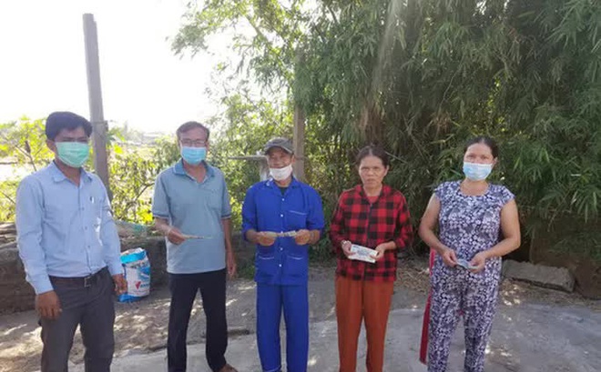 Người dân huyện Quảng Điền, tỉnh Thừa - Thiên Huế nhận tiền từ đoàn từ thiện của nghệ sĩ Hoài Linh