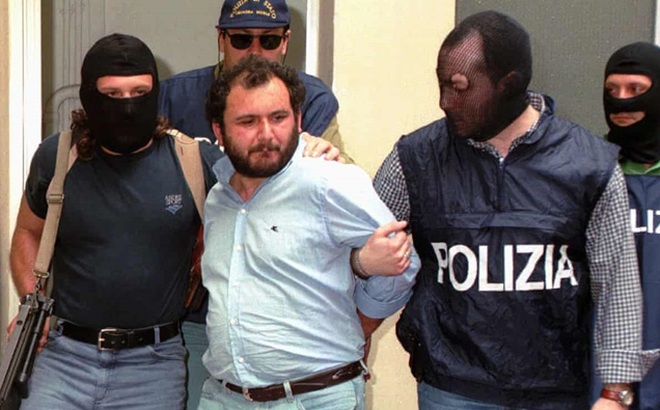 Giovanni Brusca bị bắt tại Palermo, Sicilia, Italia năm 1996. Ảnh: AP.