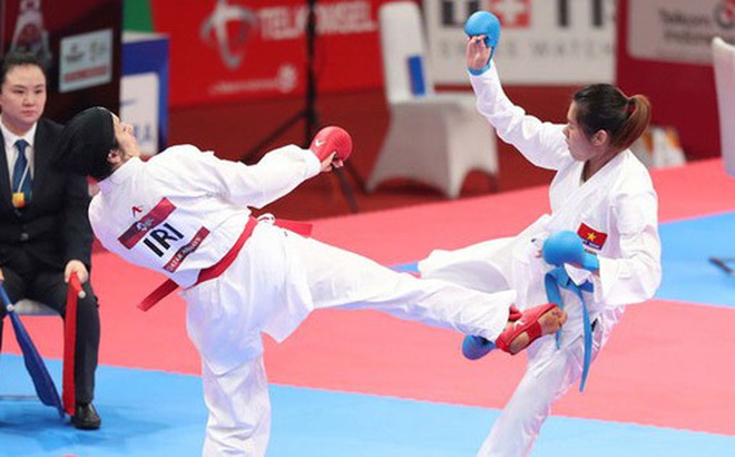 Các võ sĩ karate Việt Nam (phải) mất cơ hội tranh tài ở vòng loại Olympic Tokyo 2020.