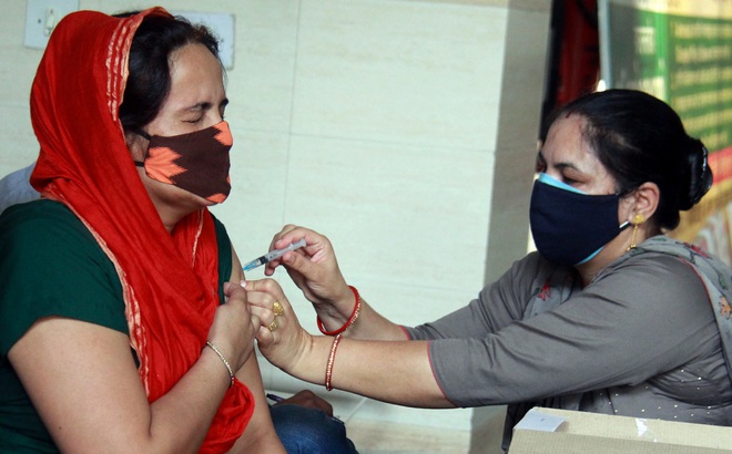 Một người dân tại bang Haryana, Ấn Độ tiêm chủng vaccine Covid-19 (ANI)