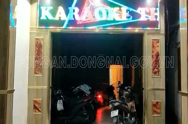Bắt quả tang 2 nữ nhân viên khỏa thân, phục vụ khách trong quán karaoke giữa mùa dịch COVID-19 - Ảnh 2.