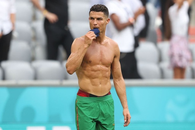 Ronaldo làm xiếc với trái bóng, trêu đùa hai hậu vệ kỳ cựu tuyển Đức nhưng rồi bị cho ăn hành tơi tả - Ảnh 3.