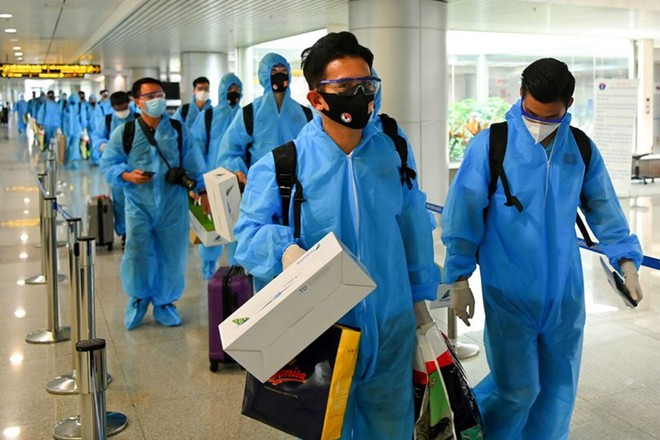 Trên chuyến bay chở đội tuyển bóng đá Việt Nam từ UAE về, có 2 người Việt mắc COVID-19 - Ảnh 1. Trên chuyến bay chở đội tuyển bóng đá Việt Nam từ UAE về, có 2 người Việt mắc COVID-19 - Ảnh 1.