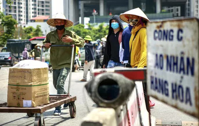 Người lao động mưu sinh ở bến xe Mỹ Đình mướt mồ hôi trong đợt nắng đỉnh điểm - Ảnh 5.