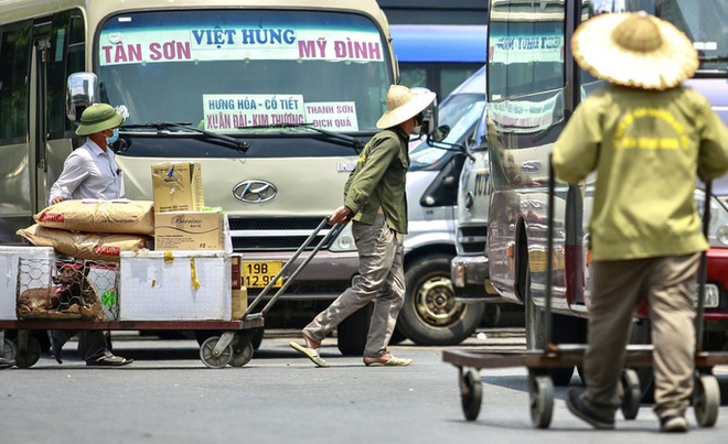 Người lao động mưu sinh ở bến xe Mỹ Đình mướt mồ hôi trong đợt nắng đỉnh điểm - Ảnh 6.