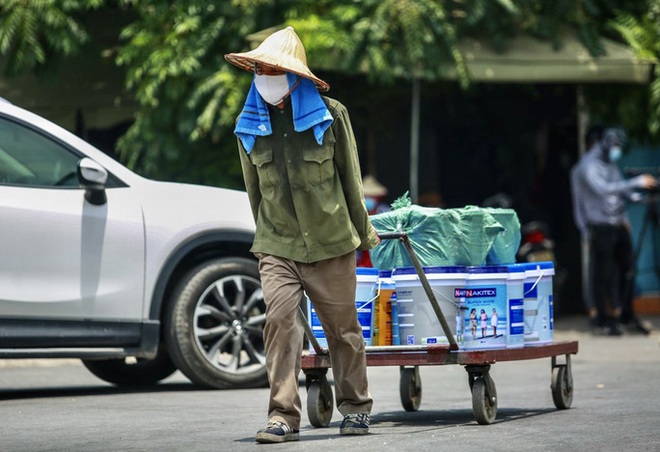 Người lao động mưu sinh ở bến xe Mỹ Đình mướt mồ hôi trong đợt nắng đỉnh điểm - Ảnh 10.