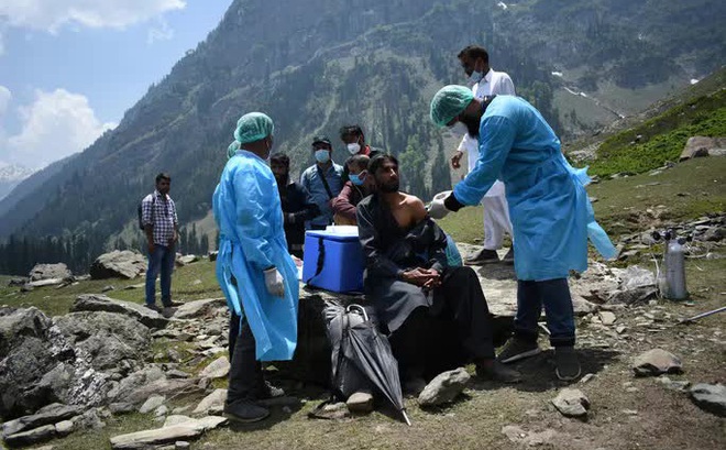 Nhân viên y tế đến tiêm vắc-xin Covid-19 cho người dân tại quận Anantnag - Ấn Độ hôm 10-6. Ảnh: REUTERS