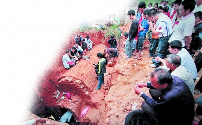 Ngôi mộ cổ được tìm thấy khi người dân đào móng xây nhà vệ sinh. (Ảnh: Kknews)