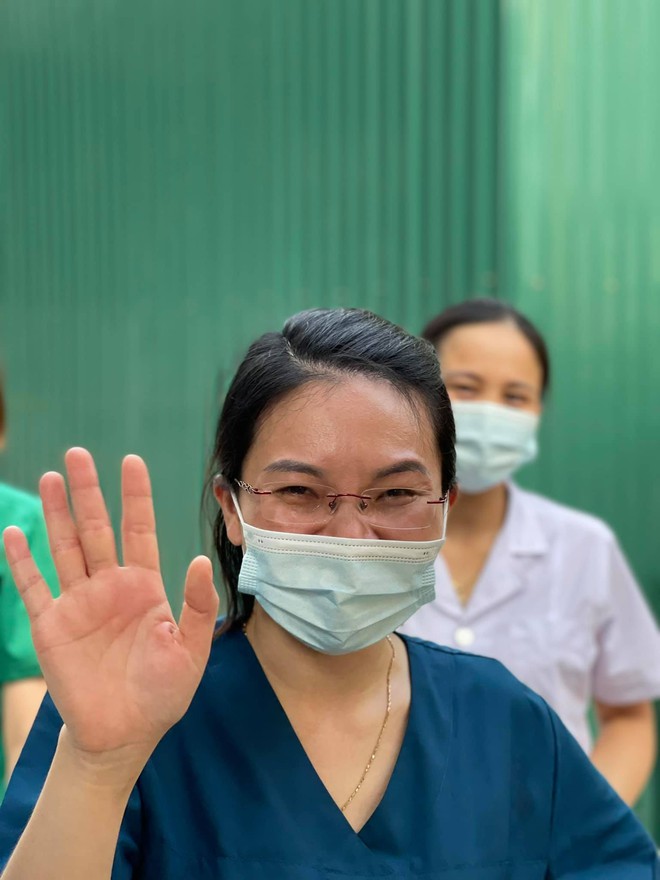 Từ tâm dịch Bắc Giang, 'nam bác sĩ cạo đầu' tâm sự: Ngày chia tay, nước mắt đã rơi