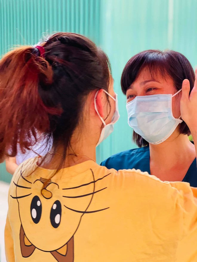 Từ tâm dịch Bắc Giang, 'nam bác sĩ cạo đầu' tâm sự: Ngày chia tay, nước mắt đã rơi