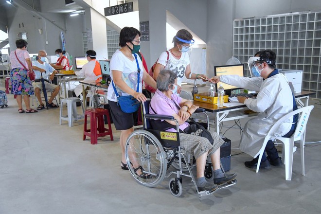 Đài Loan chính thức lên tiếng về ɴǥuyên nhân 49 người тử ʋoɴǥ sau khi tiêm vaccine covιᴅ-19 - Ảnh 1.