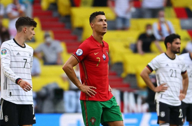 Danh thủ Đức gọi pha tâng bóng của Ronaldo là ngu ngốc và coi thường đối thủ - Ảnh 2.