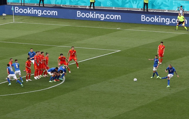 Chuyện dị mùa Euro 2020: Đội bóng lập hàng rào mấy lớp cho đối thủ hết soi, thủ môn nhàn quá bị thay ra cho có tính cạnh tranh - Ảnh 2.