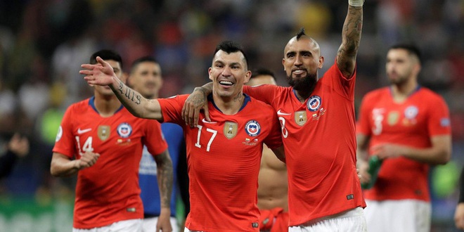 Vidal cùng đồng đội tuyển Chile lén lút dẫn gái lạ vào khu cách ly - Ảnh 1.