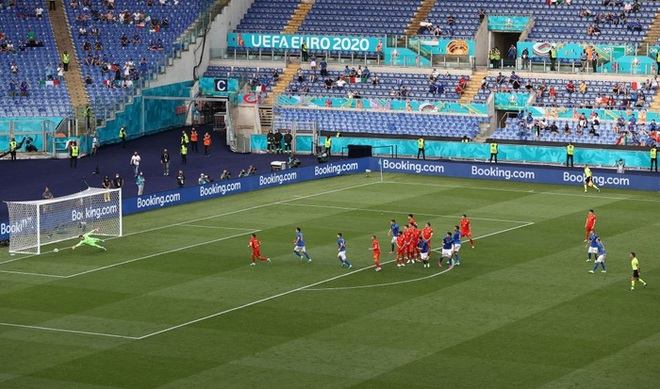 Chuyện dị mùa Euro 2020: Đội bóng lập hàng rào mấy lớp cho đối thủ hết soi, thủ môn nhàn quá bị thay ra cho có tính cạnh tranh - Ảnh 3.