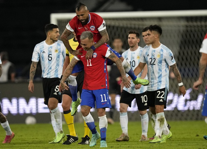 Vidal cùng đồng đội tuyển Chile lén lút dẫn gái lạ vào khu cách ly - Ảnh 4.