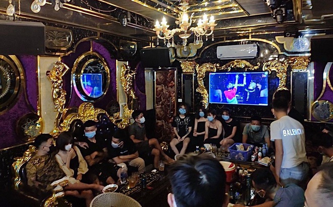Giữa mùa dịch COVID-19, 20 nam thanh nữ tú ở Lào Cai tụ tập hát karaoke