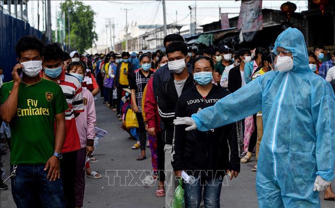 Người dân xếp hàng chờ tiêm vaccine ngừa COVID-19 tại Phnom Penh, Campuchia ngày 31/5/2021. Ảnh: AFP/TTXVN