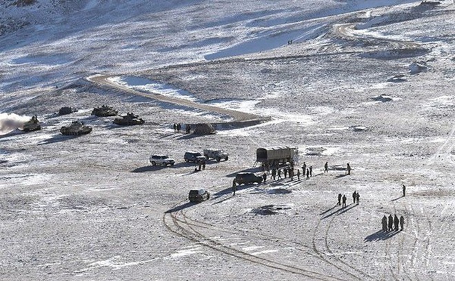 Quân đội Trung Quốc tiến hành rút quân và xe tăng ở dọc LAC thuộc bang Ladakh. (Ảnh: Bộ Quốc phòng Ấn Độ)