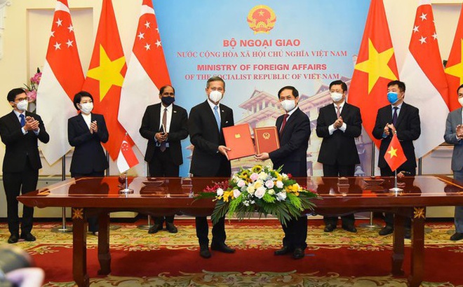 Hai Bộ trưởng ký Thỏa thuận hợp tác về đào tạo cho cán bộ cao cấp cho Việt Nam. (Ảnh: Mofa)