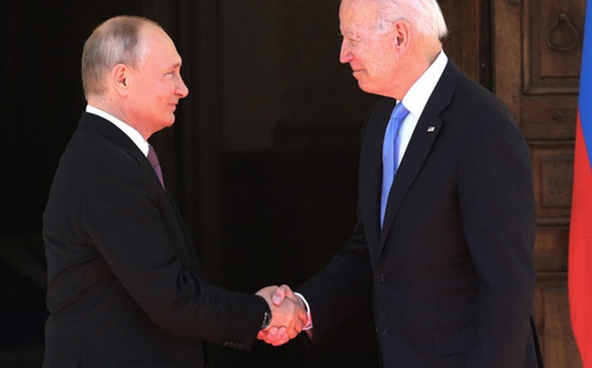 Tổng thống Nga Vladimir Putin bắt tay Tổng thống Mỹ Joe Biden trong thượng đỉnh Geneva. Ảnh: Getty